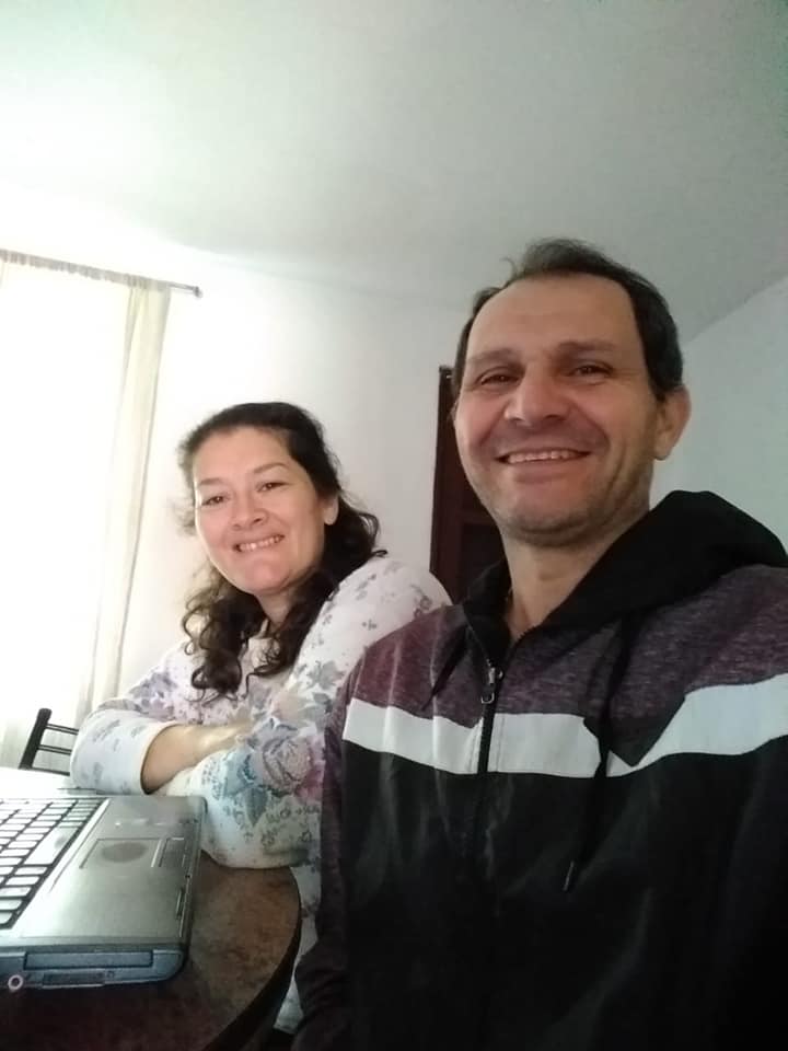 Pareja joven trabajando juntos